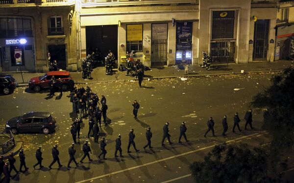 Париждеги теракт болгон жерде полиция кызматкери. Архив - Sputnik Кыргызстан