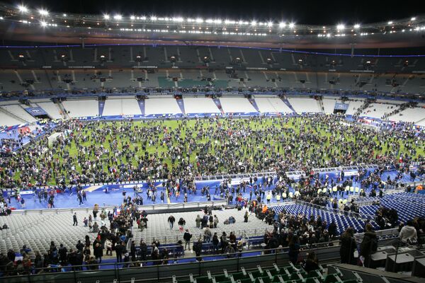 Во время взрывов на стадионе Стад де Франс проходит товарищеский матч по футболу между сборными Франции и Германии. На стадионе был президент Франсуа Олланд. Позже тысячи людей были эвакуированы со стадиона - Sputnik Кыргызстан