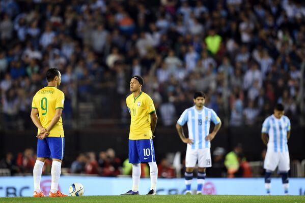 Матч между сборными Бразилии и Аргентины в рамках отборочного цикла Чемпионата мира начался с минуты молчания на стадионе в Буэнос-Айресе. - Sputnik Кыргызстан