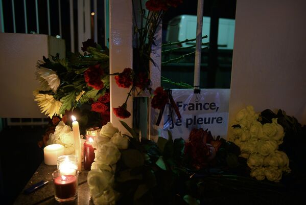 Россияне поставили свечи у посольства Франции в России. Они, таким образом, выражают скорбь и сочувствие по случившейся трагедии. - Sputnik Кыргызстан