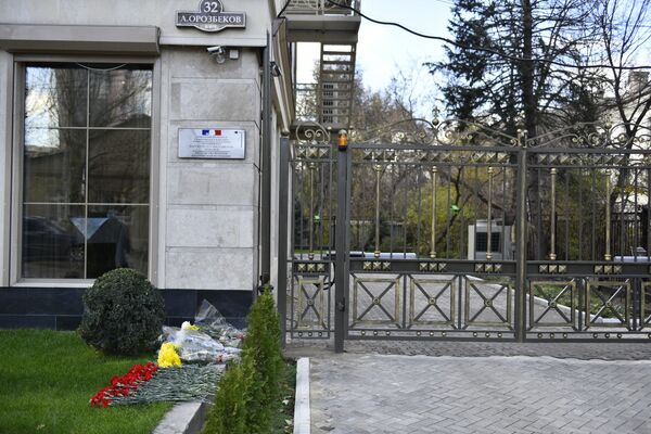 Цветы у посольства Франции в Бишкеке. - Sputnik Кыргызстан