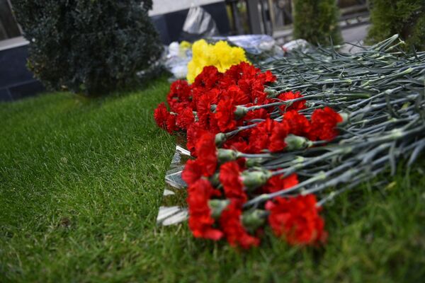 Цветы у посольства Франции в Бишкеке. - Sputnik Кыргызстан