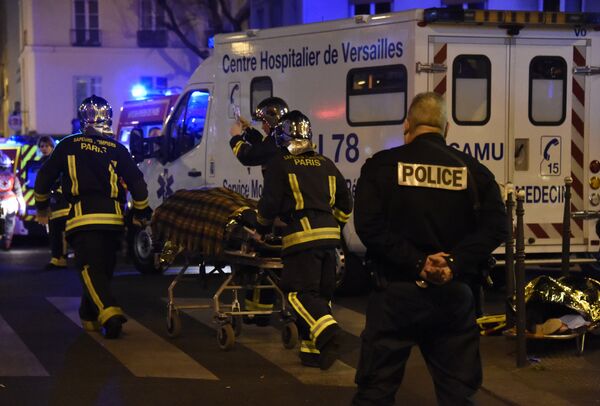 Французский полицейский у машины скорой помощи в Париже. Архивное фото - Sputnik Кыргызстан