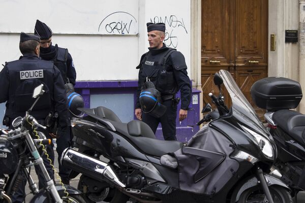 Полицейские около театра Батаклан в Париже, где произошел один из серии терактов. - Sputnik Кыргызстан