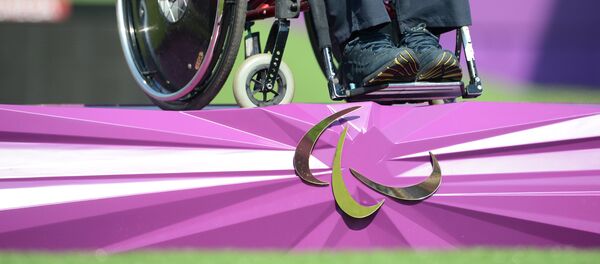 Спортсмен в инвалидной коляске и эмблема Паралимпиады. Архивное фото - Sputnik Кыргызстан