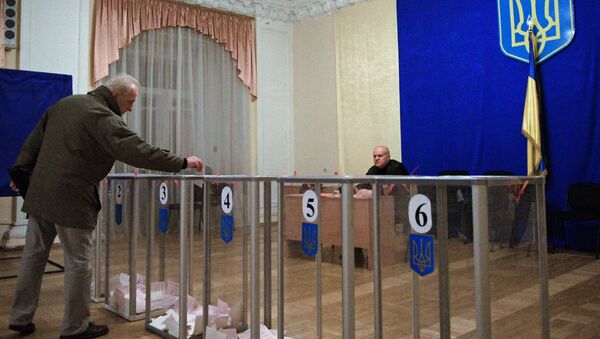 Житель Киева на избирательном участке. Архивное фото - Sputnik Кыргызстан