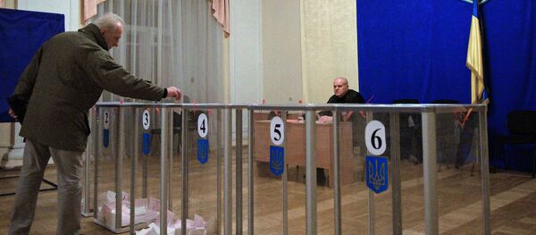Житель Киева на избирательном участке. Архивное фото - Sputnik Кыргызстан