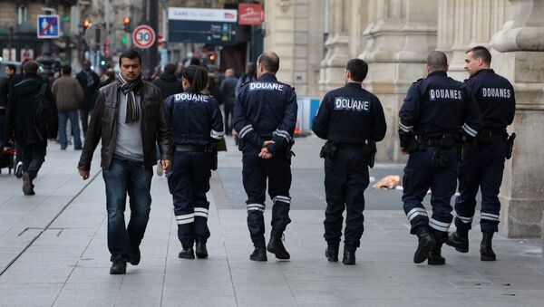 Полицейские на одном из улиц Парижа. Архивное фото - Sputnik Кыргызстан