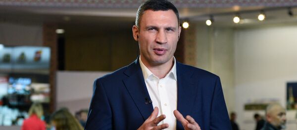 Лидер объединенной партии Солидарность, мэр Киева Виталий Кличко во время брифинга. Архивное фото Лидер объединенной партии Солидарность, мэр Киева Виталий Кличко во время брифинга. Архивное фото - Sputnik Кыргызстан