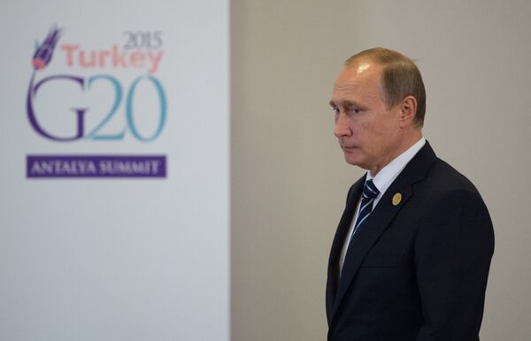 Президент России Владимир Путин во время подхода к прессе по итогам саммита Группы двадцати (G20) в турецкой Анталье. - Sputnik Кыргызстан