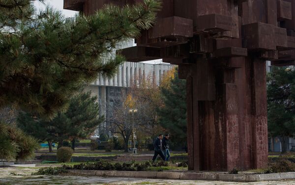 Руководство столичного муниципалитета, на чьем балансе находится памятник, приняло решение частично демонтировать его и отправить на реставрацию. - Sputnik Кыргызстан
