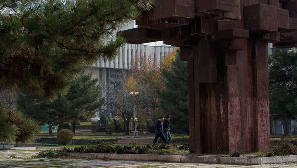 Молодые парни возле памятника Эл куту в Бишкеке. Архивное фото - Sputnik Кыргызстан