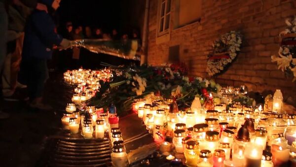 Жители разных стран зажигали свечи на акциях в знак солидарности с Парижем - Sputnik Кыргызстан