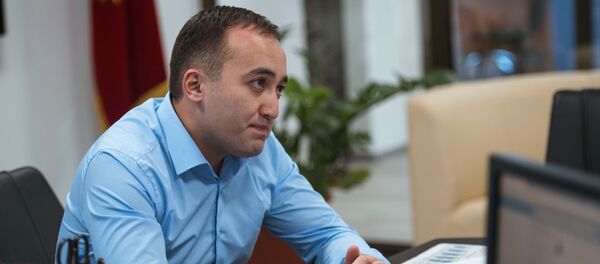 Я уже становлюсь изгоем среди родственников и знакомых, потому что не поддерживаю некоторых сотрудников, своих земляков - Sputnik Кыргызстан