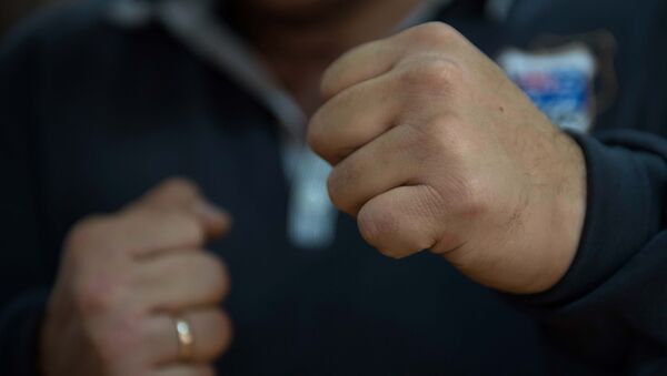 Сжатый кулак мужчины. Архивное фото - Sputnik Кыргызстан