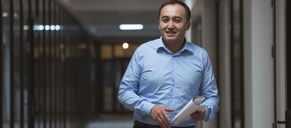 Суроолорду өзүм даярдап, алып баруучуларды эфирге жарым саат калганда гана чакырып жаттым. Алардан башка эмне болорун бир да жан билген жок. - Sputnik Кыргызстан