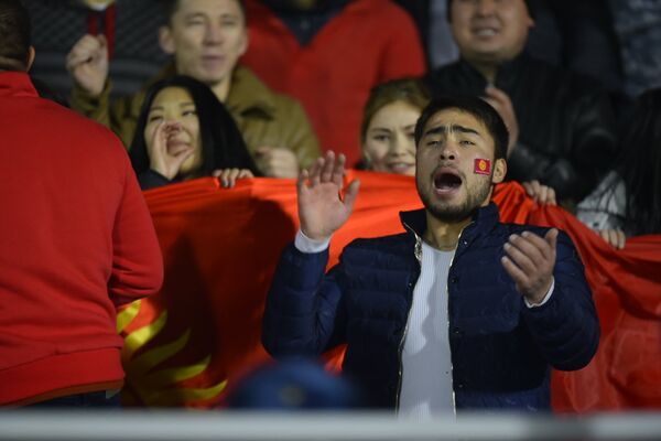 Один из активных болельщиков на трибуне во время матча - Sputnik Кыргызстан