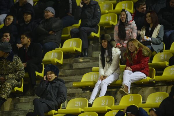 Матч Кыргызстан-Иордания прошел в Бишкеке на стадионе имени Долона Омурзакова и, несмотря на прохладную погоду к началу игры стадион был полон болельщиков - Sputnik Кыргызстан