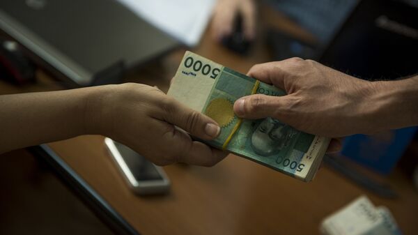 Передача пачки денег. Архивное фото - Sputnik Кыргызстан
