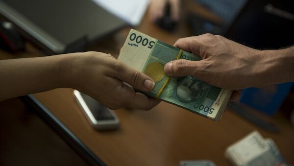 Передача пачки денег. Архивное фото - Sputnik Кыргызстан