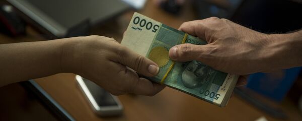 Передача пачки денег. Архивное фото - Sputnik Кыргызстан