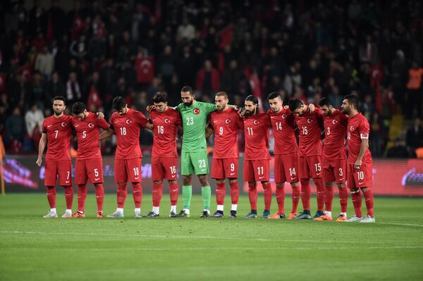 Минута молчания в Стамбуле: футбольные фанаты кричали Аллах акбар - Sputnik Кыргызстан