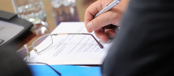 Көз айнек жана калем. Архив - Sputnik Кыргызстан