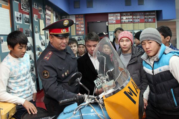 Ученики школы №38, учащиеся РУОР и сотрудник в милиции во время посещения музея. - Sputnik Кыргызстан
