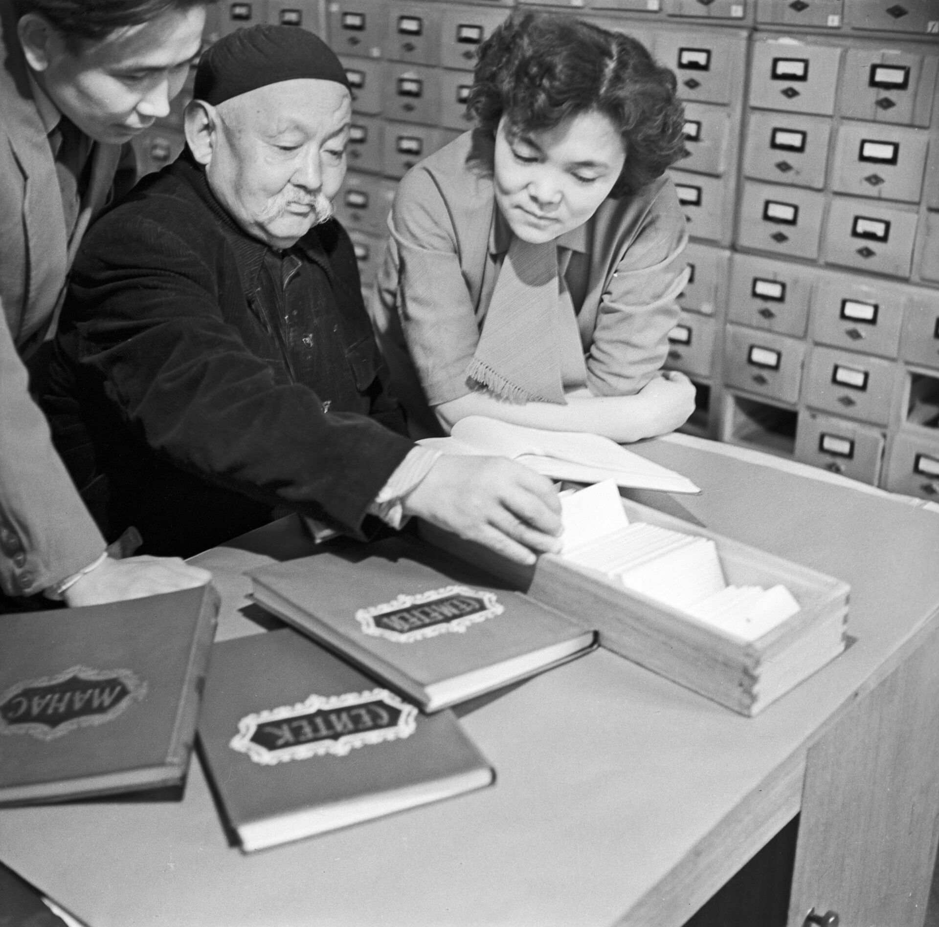 Основными образцами эпоса Манас считаются варианты сказания по Саякбаю Каралаеву и Сагымбаю Орозбакову   - Sputnik Кыргызстан, 1920, 27.02.2026