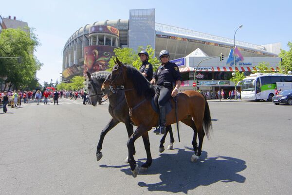 Конная полиция у стадиона Сантьяго Бернабеу обеспечивает безопасность. Архивное фото - Sputnik Кыргызстан