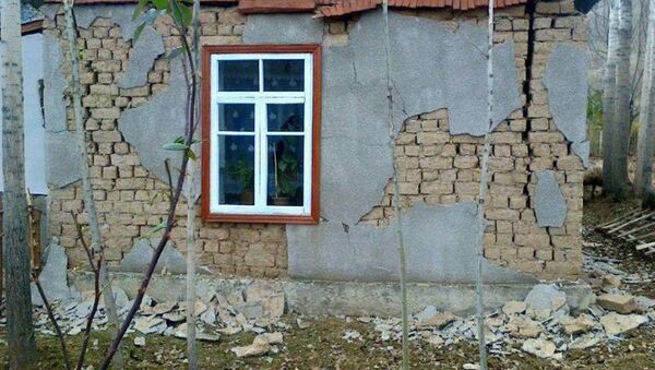 Разрушенные землетрясением дома в селе Кызыл-Суу Кара-Сууйского района - Sputnik Кыргызстан