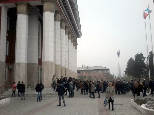 Студенты у здания ОШГУ после землетрясения - Sputnik Кыргызстан