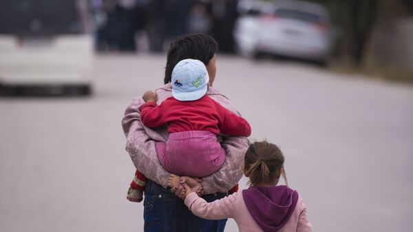 Женщина с детьми в селе. Архивное фото - Sputnik Кыргызстан