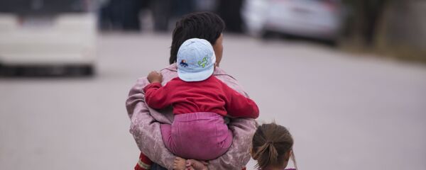 Женщина с детьми. Архивное фото - Sputnik Кыргызстан