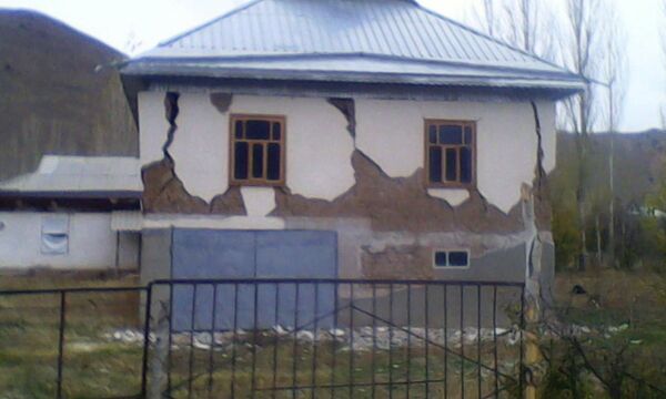 Последствия землетрясений в Алайском и Кара-Сууйском районе. Архивное фото - Sputnik Кыргызстан