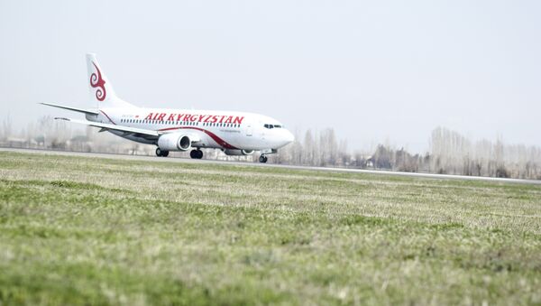 Самолет авиакомпании Эйр Кыргызстан заходит на посадку. Архивное фото - Sputnik Кыргызстан