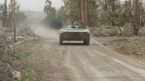 Бронемашина сирийской армии вошла в занятый боевиками пригород Дамаска - Sputnik Кыргызстан