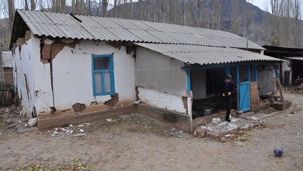 Разрушенный дом от землетрясение на юге Кыргызстана. Архивное фото - Sputnik Кыргызстан