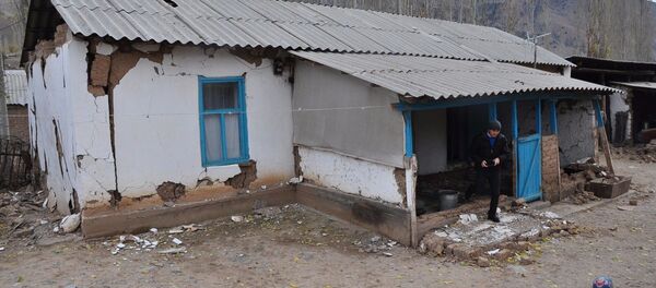 Разрушенный дом от землетрясение на юге Кыргызстана. - Sputnik Кыргызстан