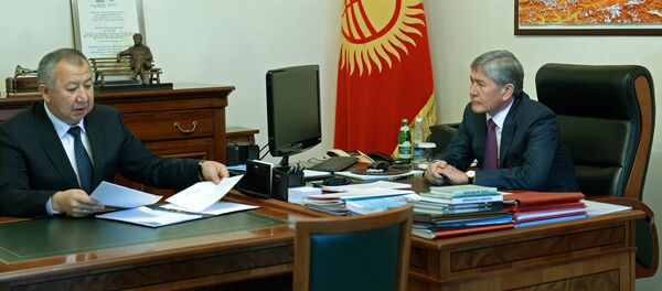Президент Кыргызской Республики Алмазбек Атамбаев во время приема министра чрезвычайных ситуаций Кубатбека Боронова. - Sputnik Кыргызстан