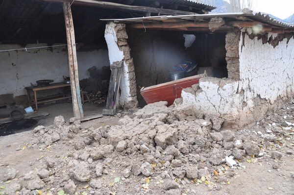 Разрушенный дом от землетрясения в селе Чайчы. Архивное фото - Sputnik Кыргызстан
