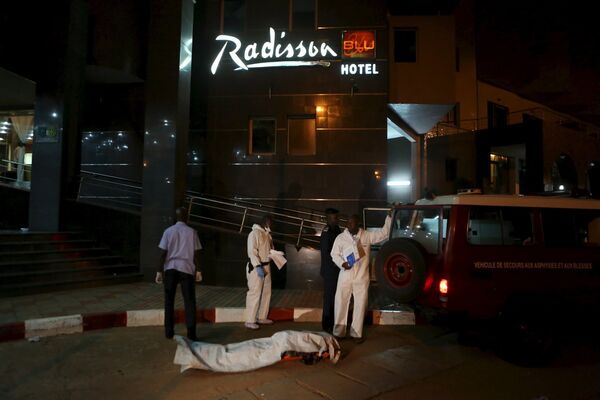 Медики загружают тело погибшего в спецмашину в Мали. - Sputnik Кыргызстан