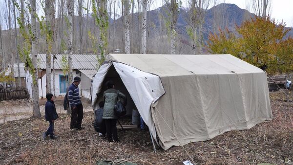 Палатка для тех у кого разрушены дома от землетрясения в юге страны. - Sputnik Кыргызстан