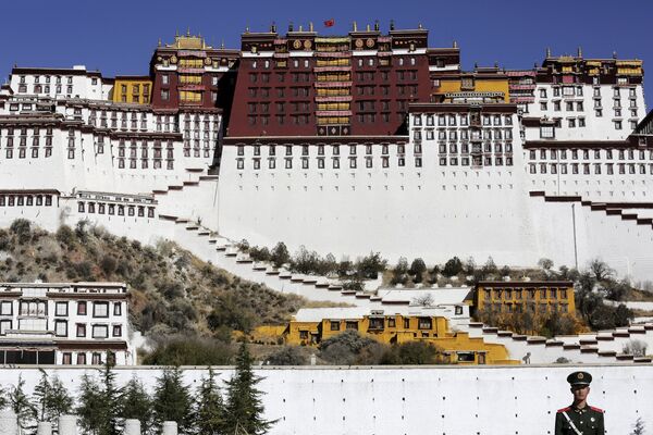 Дворец Потала — царский дворец и буддийский храмовый комплекс, расположенный в Лхасе (Тибетский автономный район КНР). Расположен на возвышающемся над городом высоком холме. Дворец был основной резиденцией Далай-ламы. Сегодня дворец Потала является музеем, активно посещаемым туристами, но остается местом паломничества буддистов и продолжает использоваться в буддийских ритуалах. Ввиду огромной культурной, религиозной, художественной и исторической значимости внесен в 1994 году в Список всемирного наследия ЮНЕСКО. - Sputnik Кыргызстан