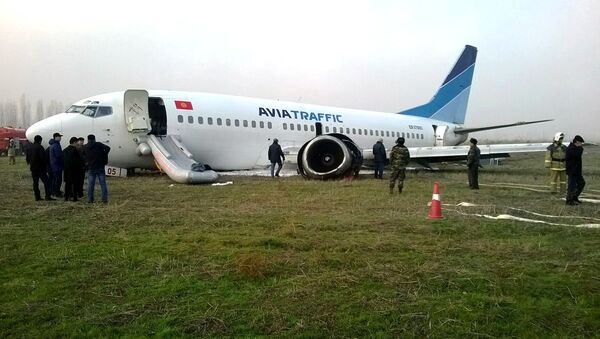 Ош аэропортуна авариялык абалда конгон Avia Traffic Company компаниясынын Boeing-737 учагы. Архив - Sputnik Кыргызстан