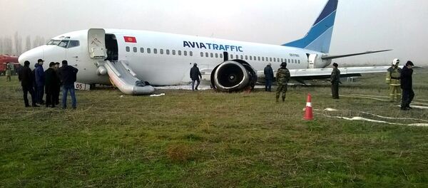 Самолет авикомпании Авиатраффик совершивший аварийную посадку в аэропорту города Ош. - Sputnik Кыргызстан