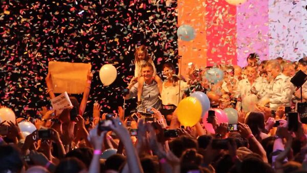 Лидирующий на выборах в Аргентине Макри танцевал перед ликующей толпой (копия) - Sputnik Кыргызстан