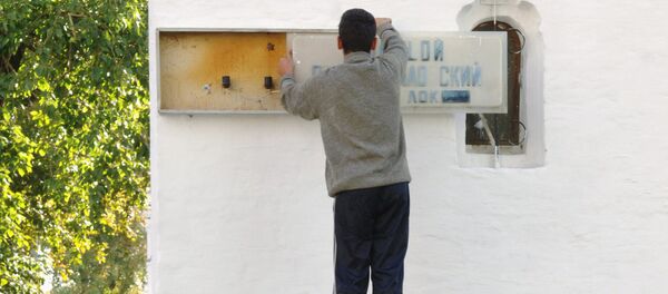 Замена информационной таблички с названием улицы.  Архивное фото - Sputnik Кыргызстан