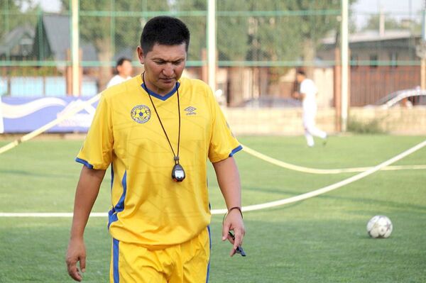 Кыргызстанский специалист по футболу Анарбек Ормомбеков. Архивное фото - Sputnik Кыргызстан