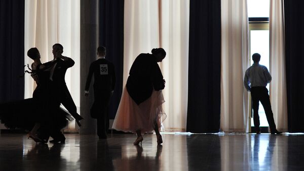Участники разминаются перед выступлением на чемпионате по бальным танцам. Архивное фото - Sputnik Кыргызстан